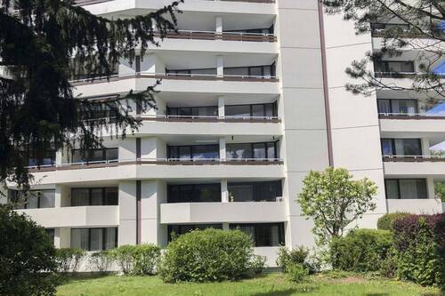 Außen Sommer - Beste Lage Göggingen: Großzügige 4-Zi.-Whg. auf zwei Ebenen (EG) mit TG & Dachpool mit Weitblick