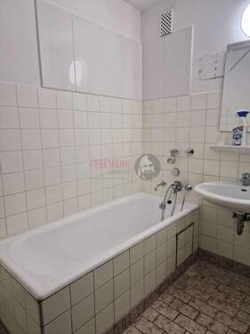 Badezimmer mit Wanne - 