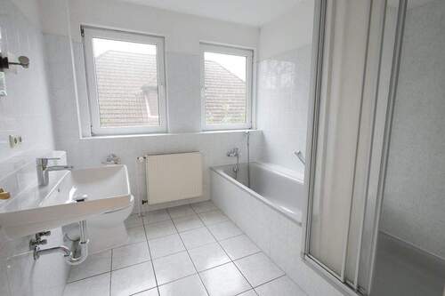 Vollbad mit Wanne u. Dusche.JPG - 