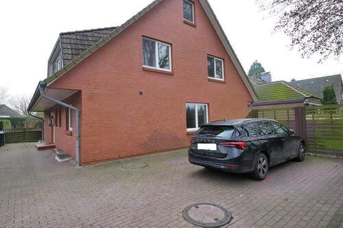 Hausansicht mit KFZ-Stellplatz.JPG - 