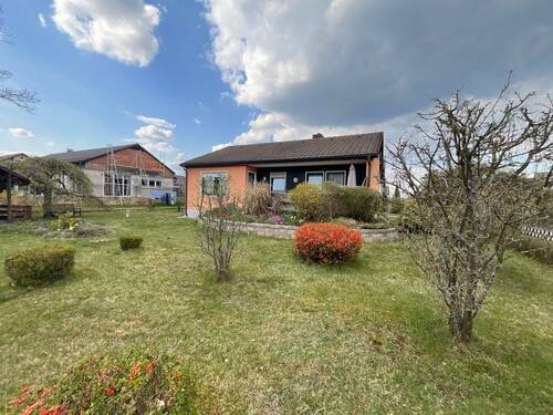 Außenansicht Terrasse - Ruhiger Bungalow mit großem Garten & Potenzial - Ihr Zuhause zum Ankommen