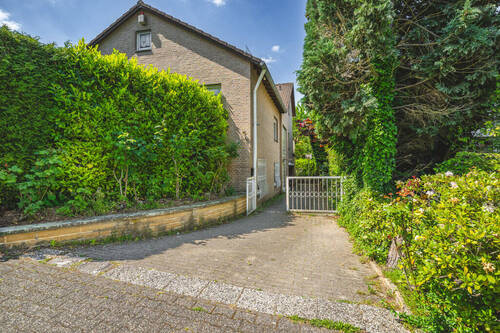 Hauseingang und Zufahrt Garage - 