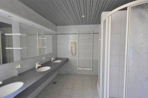 Waschbereiche mit Duschen - 