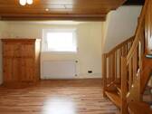 Zimmer mit Treppenaufgang zum Spitzboden - 