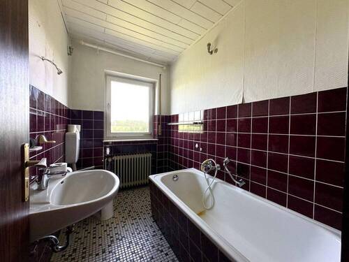 Bad mit Wanne - 