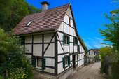 Hausansicht - Fachwerkidylle mit Weidefläche kleines Haus, großes Grundstück - perfekt für Tier- und Naturfreunde