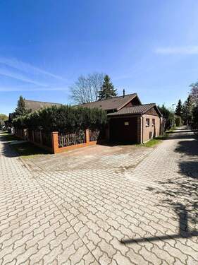 Hausansicht - Charmanter Bungalow Ferienhaushaus unweit Neuruppin