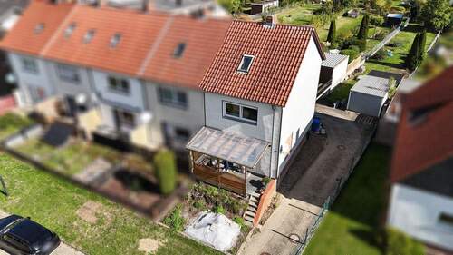 Drohnenbild - 2021 saniertes REH mit zusätzlich möglichem Wohnraum im Dachgeschoss nach Angebotsverfahren