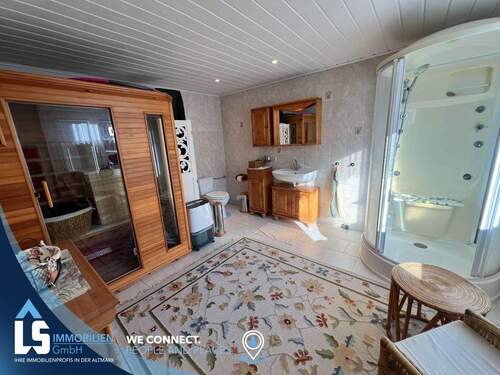 Badezimmer mit Infrarotkabine - 