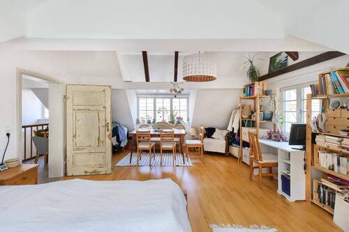 Zimmer 2 mit Gauben - Historische Altstadtwohnung * 2015 grundsaniert * Neubauniveau