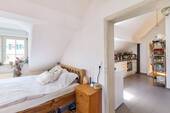 Zimmer 2 mit Tür zur Küche - 