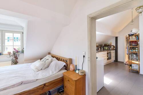 Zimmer 2 mit Tür zur Küche - 