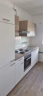 Küche mit Einbauküche u. Fenster - 