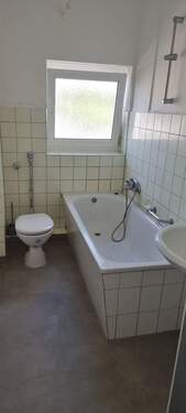 Wannenbad mit Fenster - 