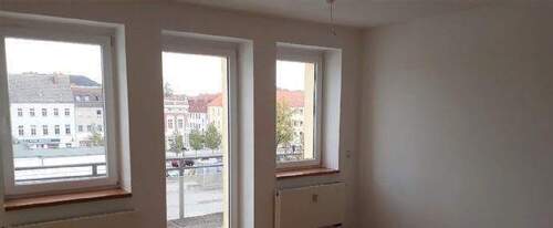 Wohnzimmer mit großem Balkon - 2 Zimmer Etagenwohnung zur Miete in Pasewalk