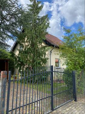 Ostansicht mit Einfahrt - Einfamilienhaus mit 106,00 m² in Görlitz zum Kaufen
