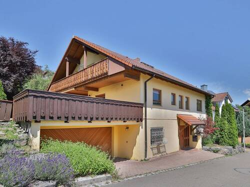 Hausansicht von der Straße - Freistehendes Einfamilienhaus mit viel Platz und Komfort