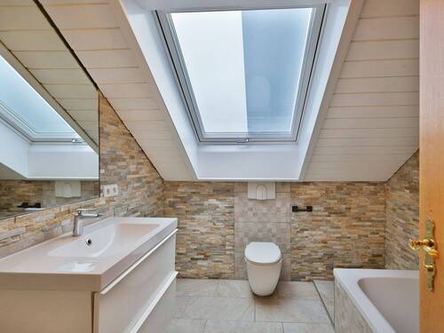Tageslichtbad mit Badewanne im Dachgeschoss - 
