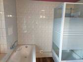 Bad mit Dusche und Wanne - 
