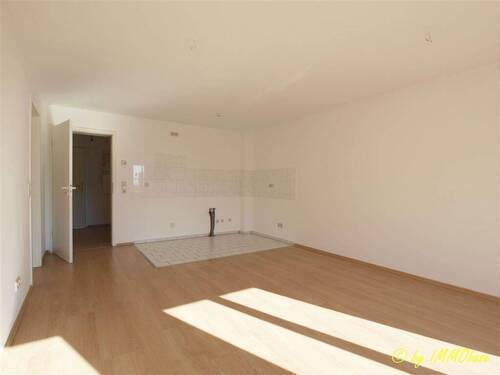 Wohnzimmer mit integrierter Küche - 2 Zimmer Etagenwohnung zum Kaufen in Frankenberg