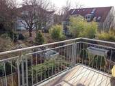 Blick vom Balkon - Pfiffige 3-Zimmer-Dachgeschosswohnung mit wertigem Parkettboden und Effizienzklasse B