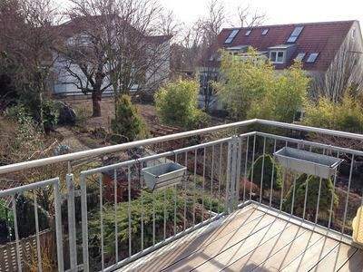 Blick vom Balkon - Pfiffige 3-Zimmer-Dachgeschosswohnung mit wertigem Parkettboden und Effizienzklasse B