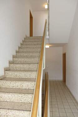83a_gepflegtes Treppenhaus.JPG - 