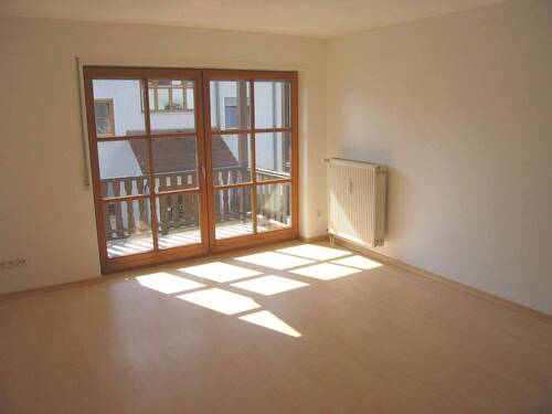 20a_sonniges Wohnzimmer.JPG - 3 Zimmer Etagenwohnung zum Kaufen in Leuna