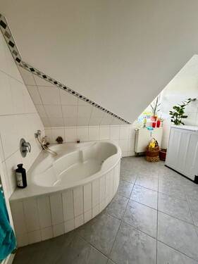 Fröbelstraße DG-Maisonette/ Badezimmer - 