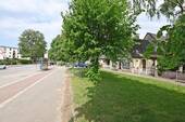 Blick Grünstreifen und Bushaltebucht - 
