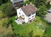 Hausansicht mit Garten - 