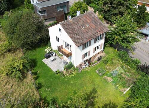 Hausansicht mit Garten - 