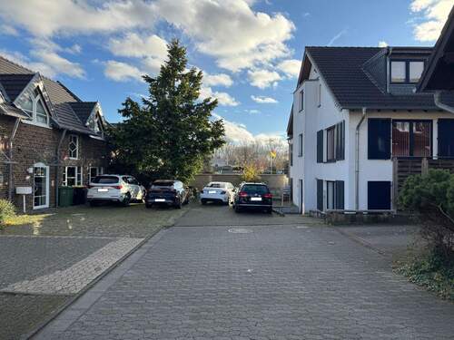 Zufahrt Haus - Etagenwohnung mit 133,00 m² in Troisdorf-Bergheim zum Kaufen