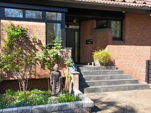 Vorderansicht - Einfamilienhaus mit 302,00 m² in Neuss zum Kaufen