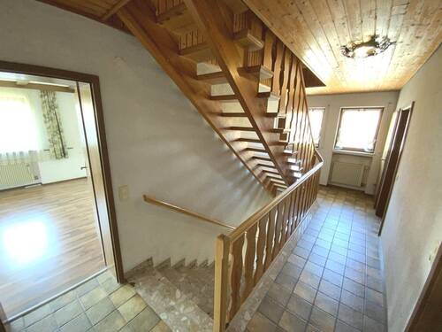 Treppenhaus (rechter Teil) - 1 Zimmer Mehrfamilienhaus, Wohnhaus in Bad Wurzach