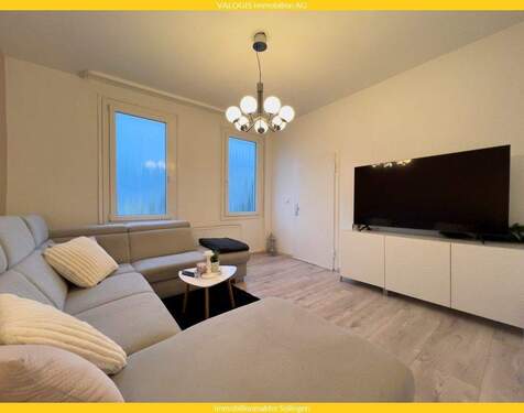 Wohnzimmer - 6 Zimmer Reihenmittelhaus zum Kaufen in Solingen