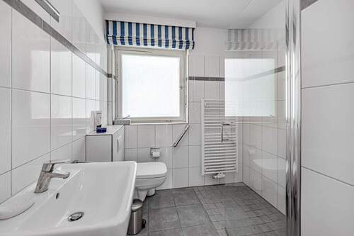 Tageslichtbadezimmer mit bodentiefer Dusche - Erdgeschoss - 