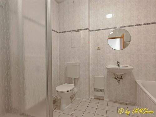 Badezimmer mit Wanne und Dusche - 