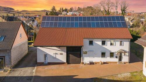 Außenansicht - Raumwunder mitten in Hilzingen! Romantisches Fachwerkhaus mit zwei Garagen