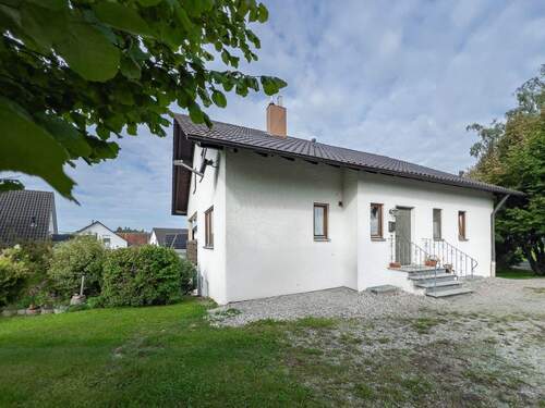 Außenansicht Teil 1 - Einfamilienhaus in sonniger Lage mit Balkon, Einliegerwohnung, 2 Garagen und zusätzlich ausbaubarem Dachgeschoss in 88339 Bad Waldsee-Enzisreute