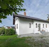 Einfamilienhaus in sonniger Lage mit Balkon, Einliegerwohnung, 2 Garagen und zusätzlich ausbaubarem Dachgeschoss in 88339 Bad Waldsee-Enzisreute