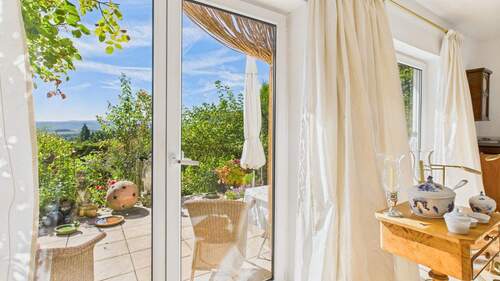 Blick in den Garten - Charmantes Reihenmittelhaus mit Wohlfühlfaktor und Panoramablick