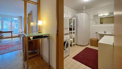 Blick vom Eingangsbereich ins helle Wohn- und Esszimmer sowie in das Badezimmer - Etagenwohnung mit 62,00 m&sup2; in Freiburg i. Br. zum Kaufen