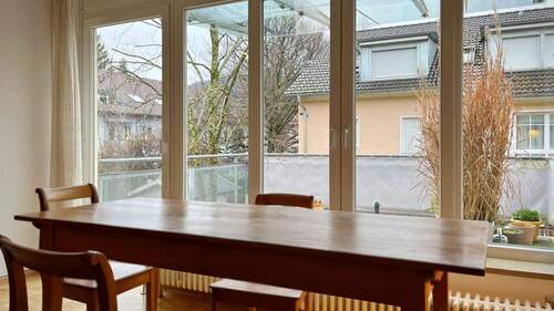 Essbereich mit großzügiger Fensterfront - 