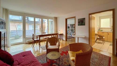 Die separate Küche und das Schlafzimmer lassen sich vom Wohnbereich aus betreten - 