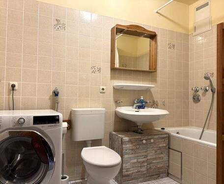 Badezimmer mit Waschmaschinenanschluss - 