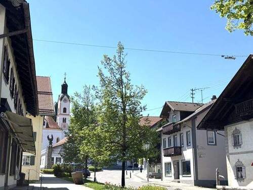 im Herzen von Bad Kohlgrub - Bad Kohlgrub - offen gestaltete Wohnung mit zwei Balkonen