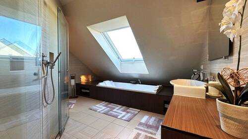 Badezimmer im dachgeschoss mit Dusche - 