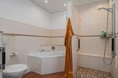 EG Bad mit Dusche und Wanne 10,12 m² - 