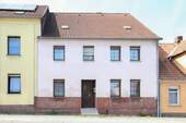 Außenansicht straßenseitig - Reihenhaus in Jerichow mit 7 Zimmern, Garten und viel Potenzial